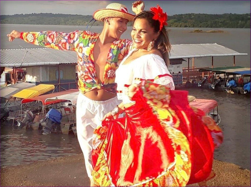 Dançarinas de carimbó se apresentam à beira do rio em Tucuruí.